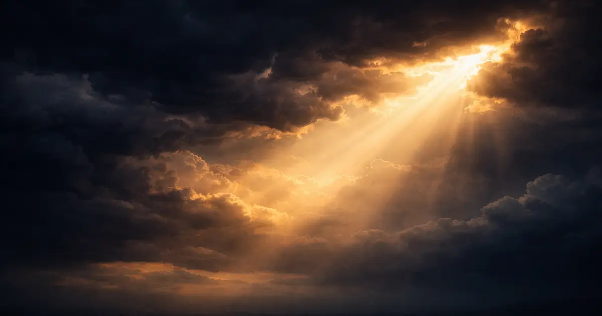 Luz dorada filtrándose a través de nubes oscuras hacia un cielo despejado, símbolo de la purificación antes de la gloria